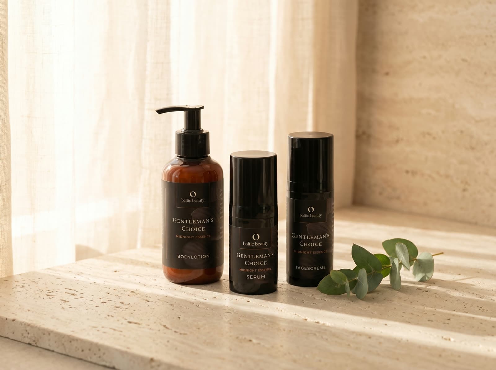 Bodylotion, Serum und Tagescreme von Baltic Beauty auf Travertin im Morgenlicht